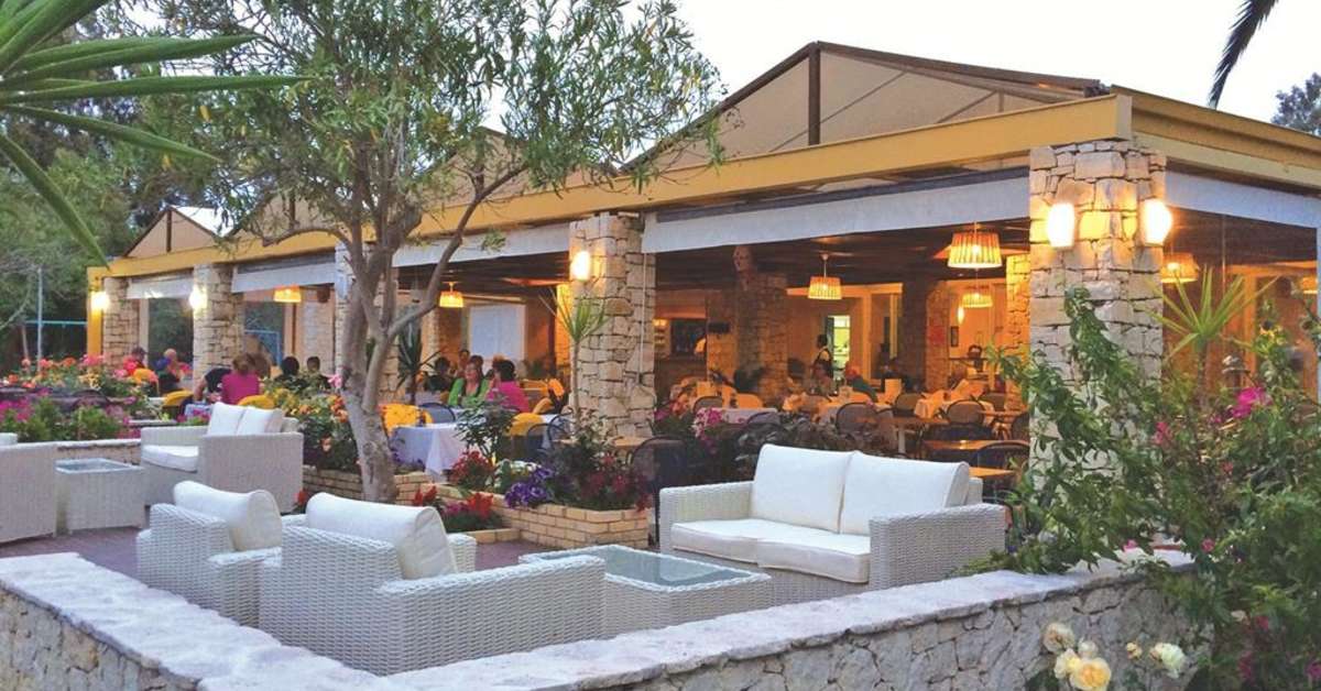 Een foto van het terras bij Three Stars Hotel Village