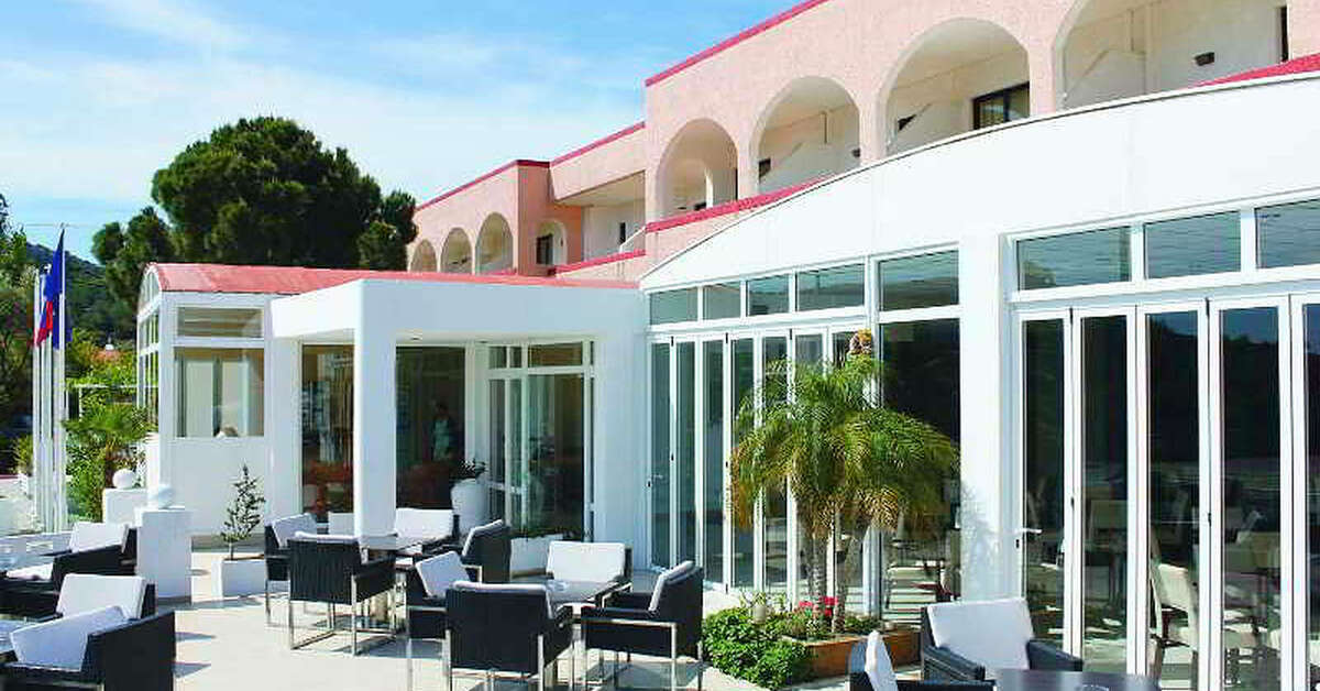 Een foto van het terras bij Lymberia Hotel