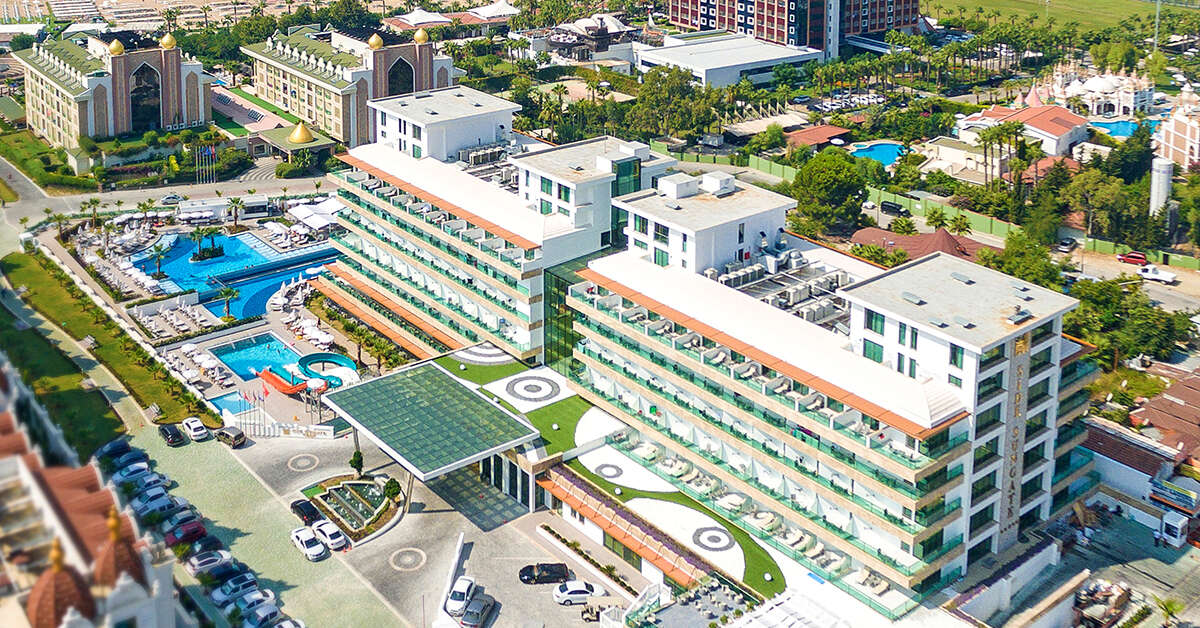 Ein Foto von der Außenansicht des Side Sunport Hotel & Spa