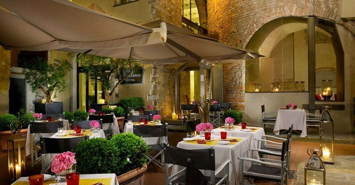 Een foto van het terras bij Hotel Brunelleschi Milaan