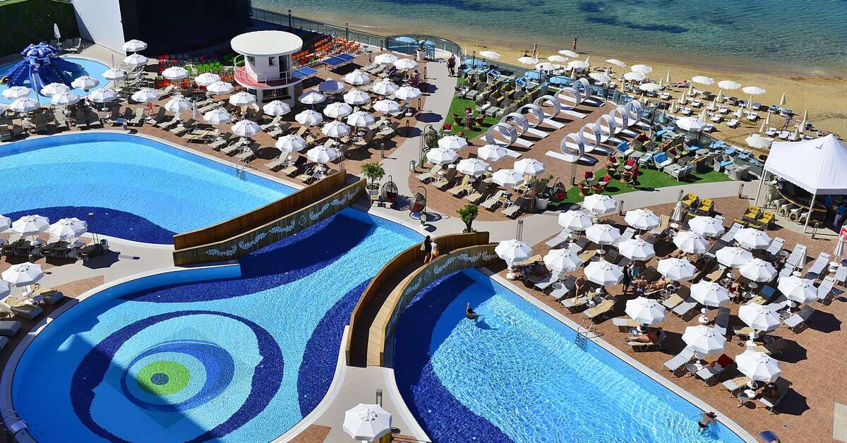 Een foto van het zwembad bij Azura Deluxe Resort & Spa