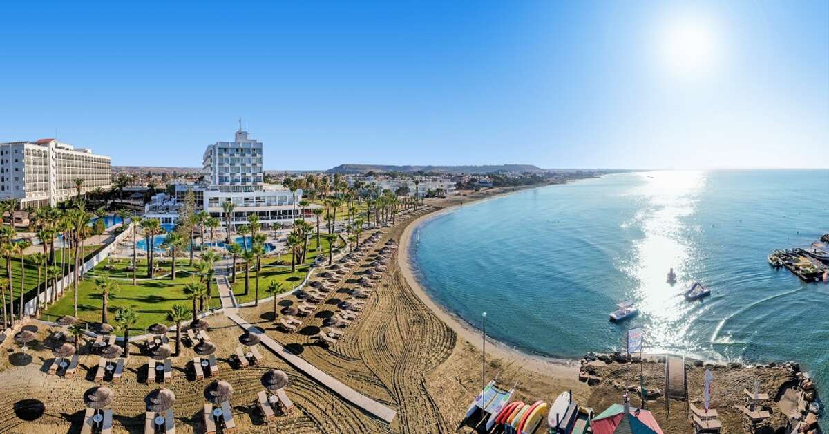 Een foto van The Golden Bay Beach Hotel