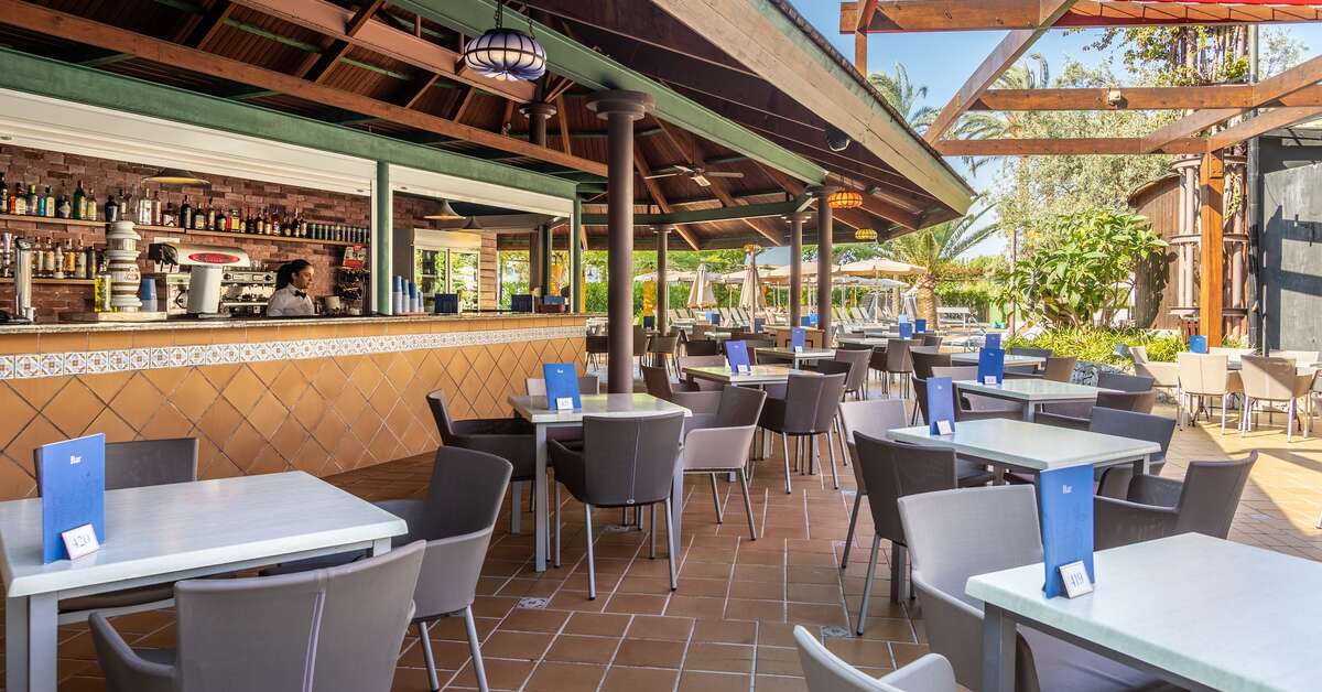 Een foto van het terras bij Hotel Zafiro Tropic