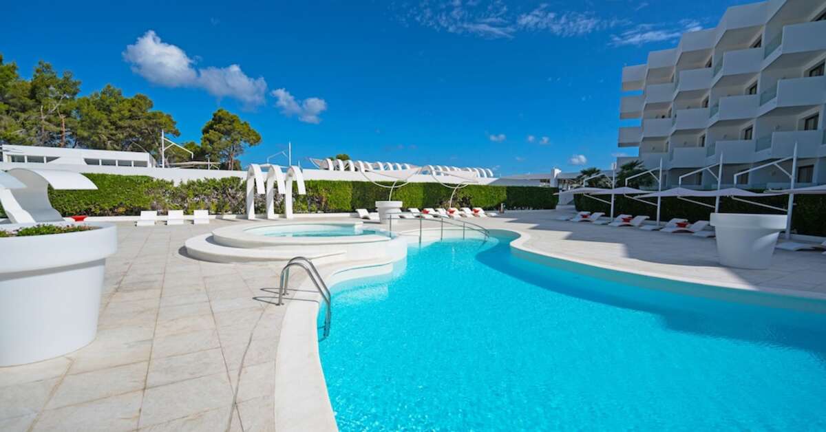 Een foto van het zwembad bij THB Naeco Ibiza