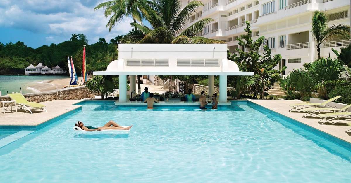 Ein Foto vom Pool im Couples Tower Isle
