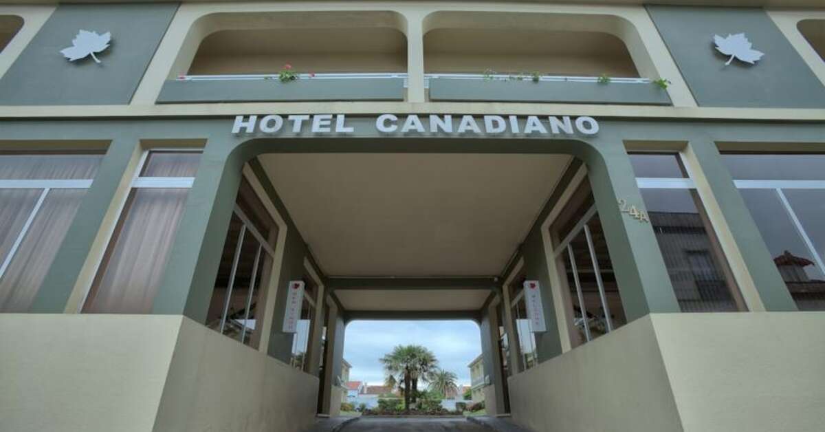 Ein Foto von der Außenansicht des Hotel Canadiano