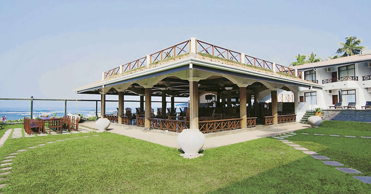Een foto van het terras bij Coral Sands Hotel
