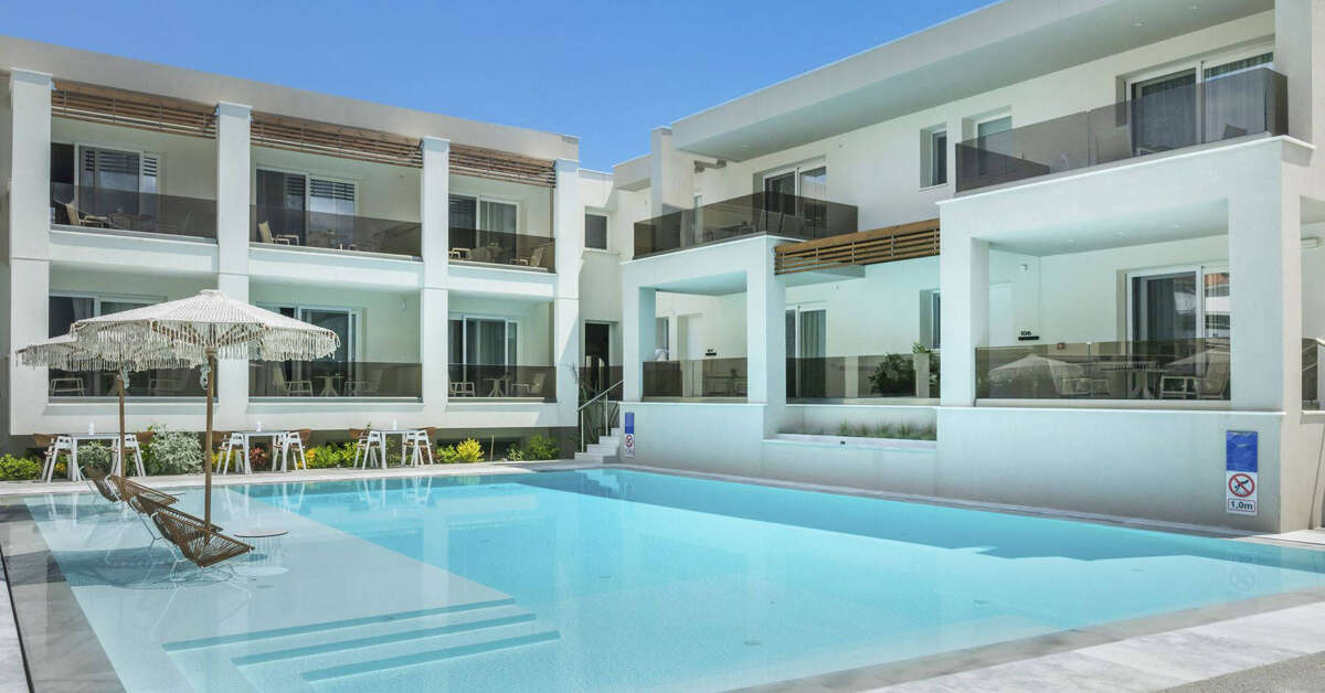 Een foto van het zwembad bij Mirablue Deluxe Residences