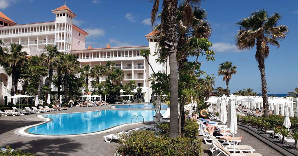 Een foto van het zwembad bij Riu Madeira