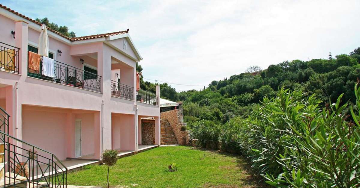 Een foto van de buitenkant van Sarantos Pool Suites