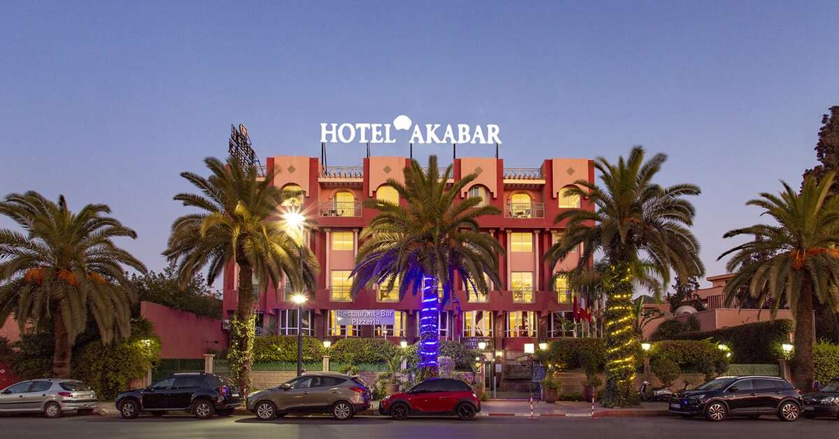 Een foto van de buitenkant van Hotel Akabar