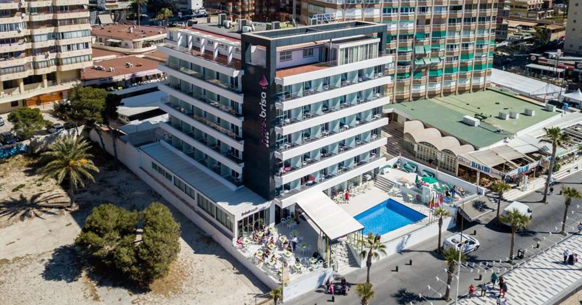 Een foto van de buitenkant van Hotel Brisa