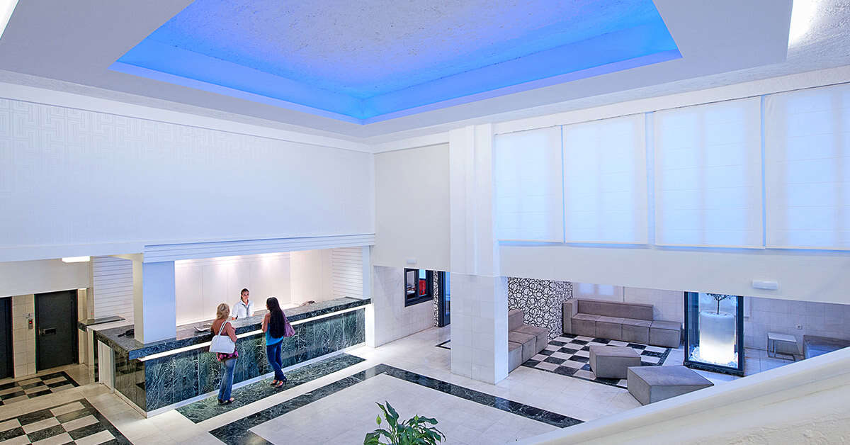 Een foto van het interieur van Heronissos Hotel