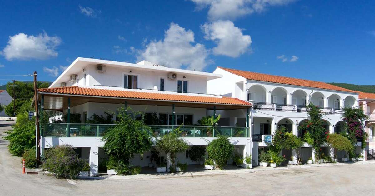 Een foto van de buitenkant van Hotel Athina