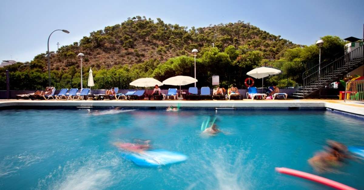Een foto van het zwembad bij Sercotel Maya Alicante