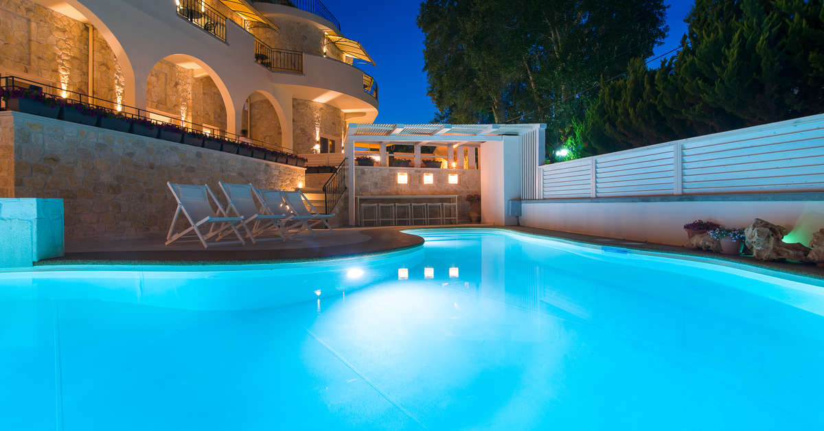 Een foto van het zwembad bij Neikos Mediterraneo Luxury Suites