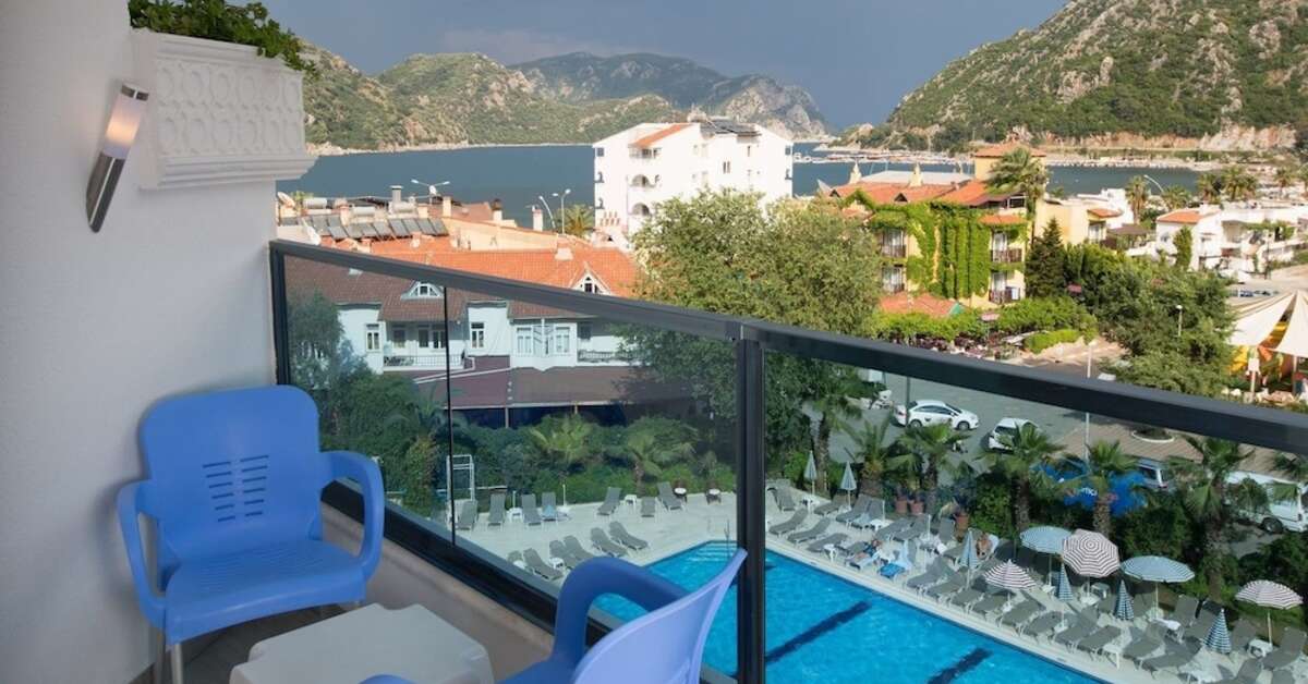Een foto van het terras bij L'Etoile Hotel