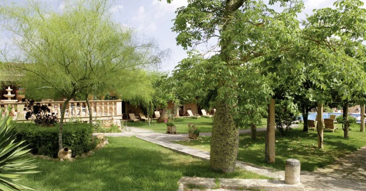 Een foto van het terras bij Aumallia Hotel & Spa