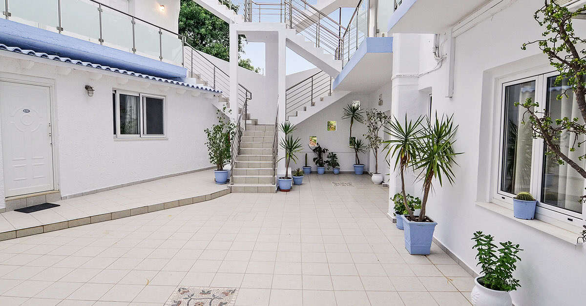 Een foto van de buitenkant van Hotel Areti