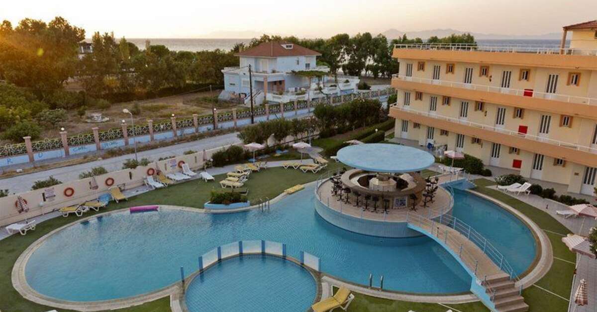 Een foto van het zwembad bij Bayside Hotel Katsaras