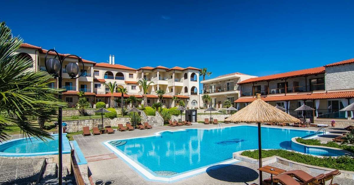 Een foto van het zwembad bij Blue Bay Hotel