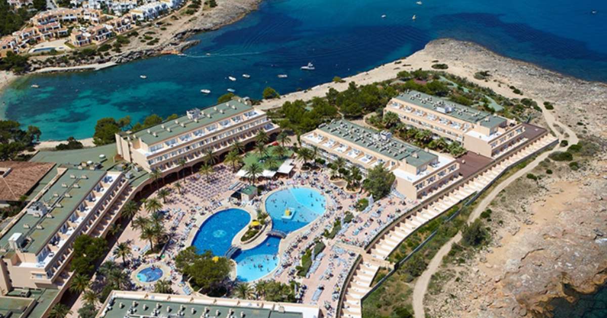 Een foto van het zwembad bij Sirenis Seaview Country Club