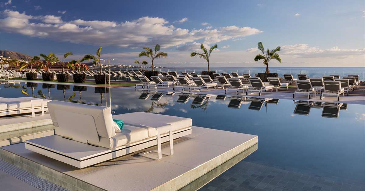 Een foto van het zwembad bij Hotel Royal Hideaway Corales Suites