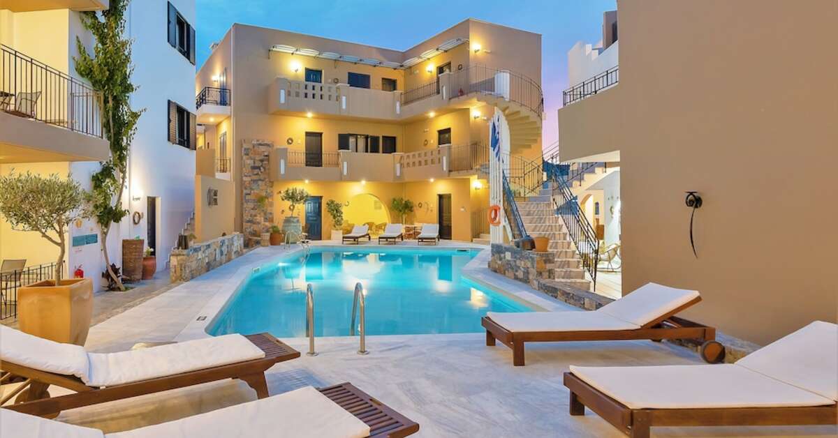 Ein Foto vom Pool im Nami Hotel & Suites