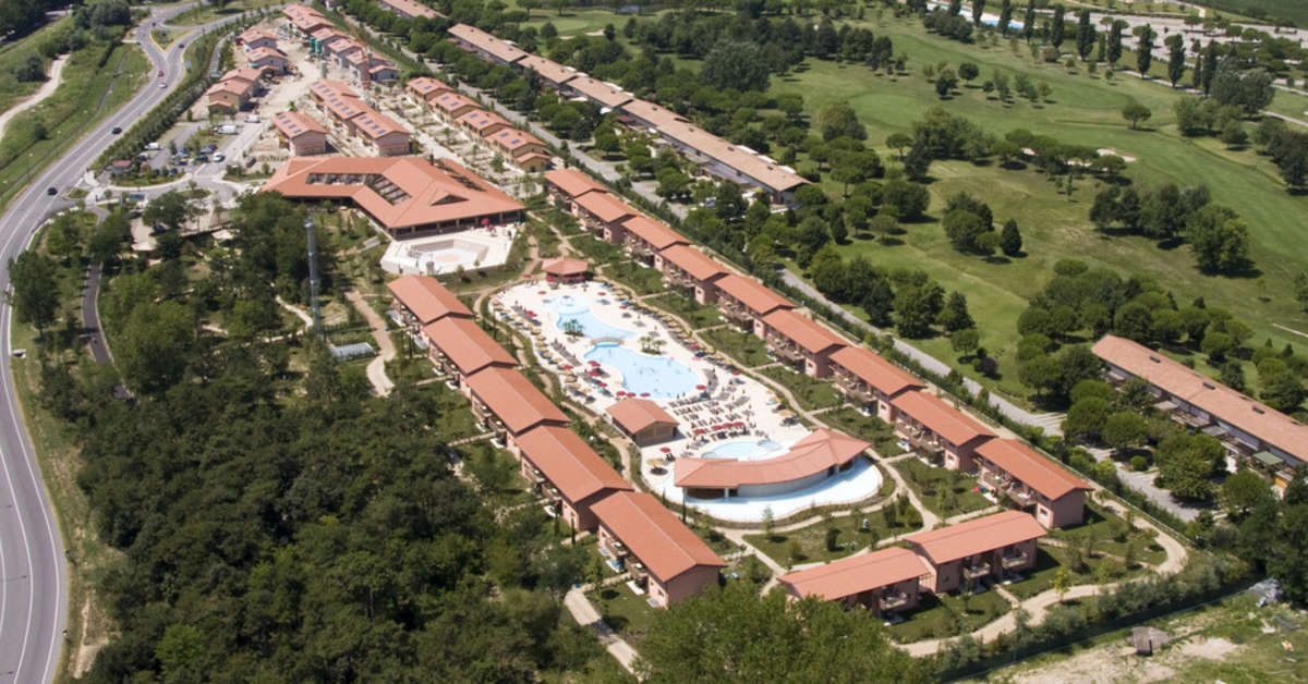 Een foto van het zwembad bij Green Village Resort