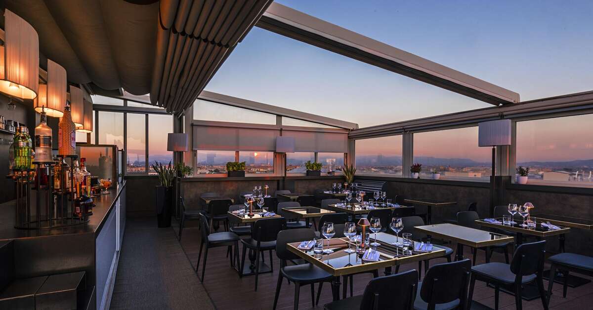 Een foto van het terras bij The Independent Hotel