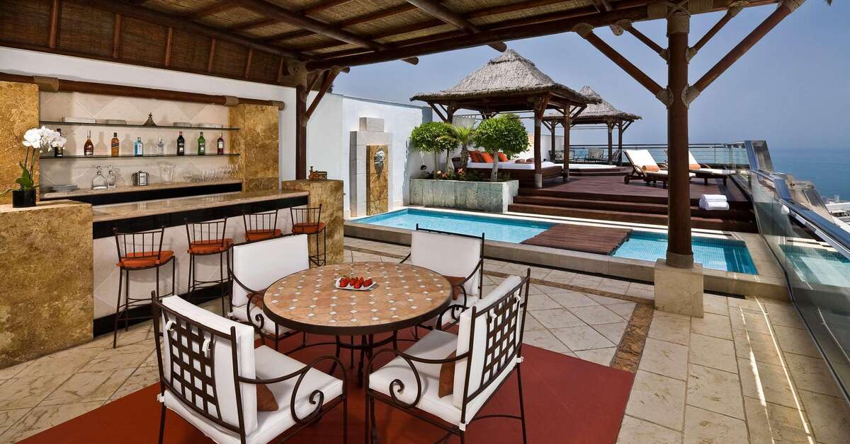 Een foto van het terras bij Hotel Don Pepe Gran Meliá