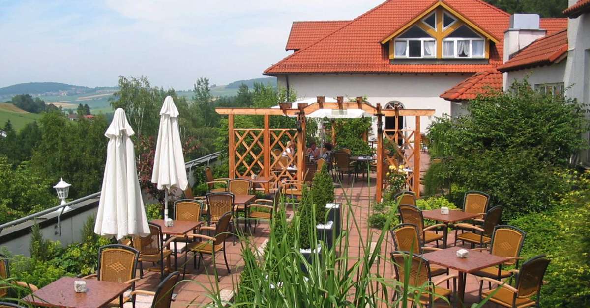 Een foto van het terras bij Burghotel Am Hohen Bogen