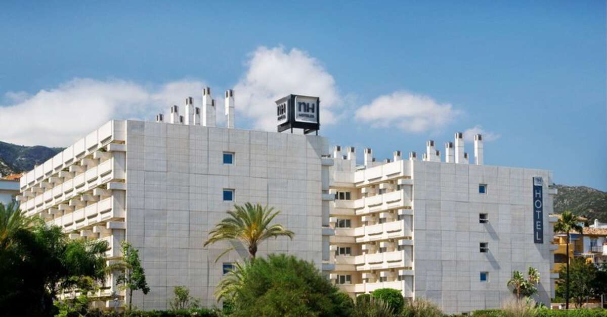 Een foto van de buitenkant van NH Marbella