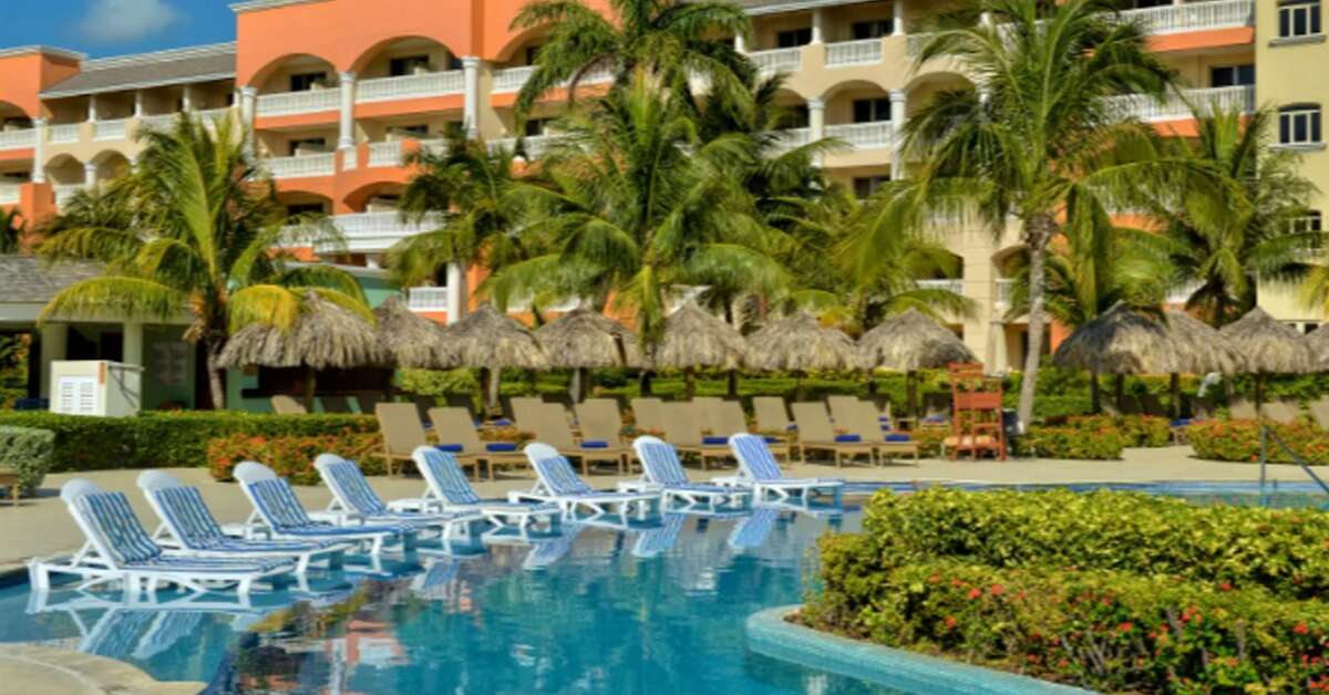 Een foto van het zwembad bij Iberostar Selection Rose Hall Suites