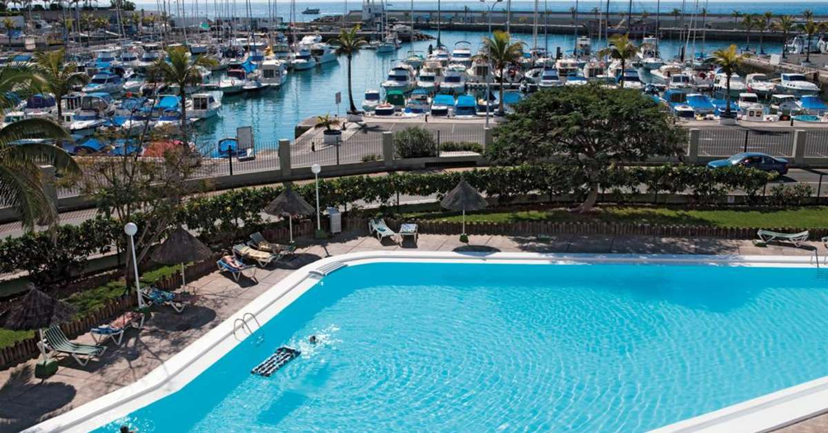 Een foto van het zwembad bij Portonovo Appartementen