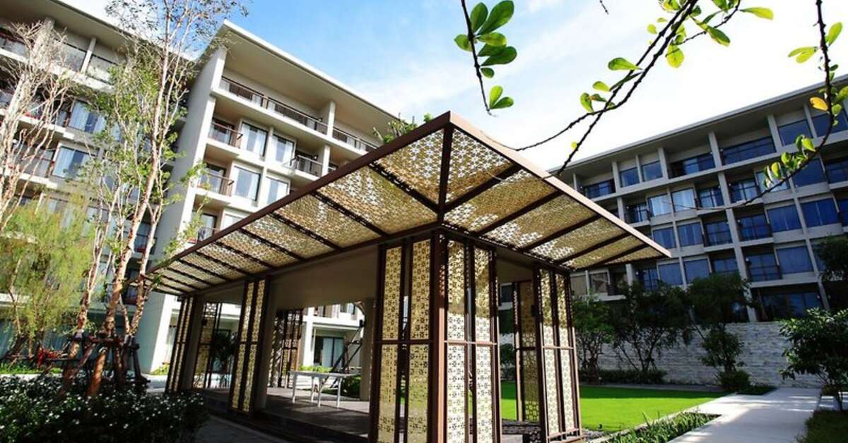 Een foto van de buitenkant van Proud Phuket Hotel