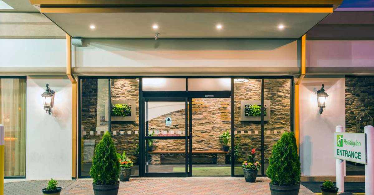Een foto van de buitenkant van Holiday Inn Hasbrouck Heights Meadowlands