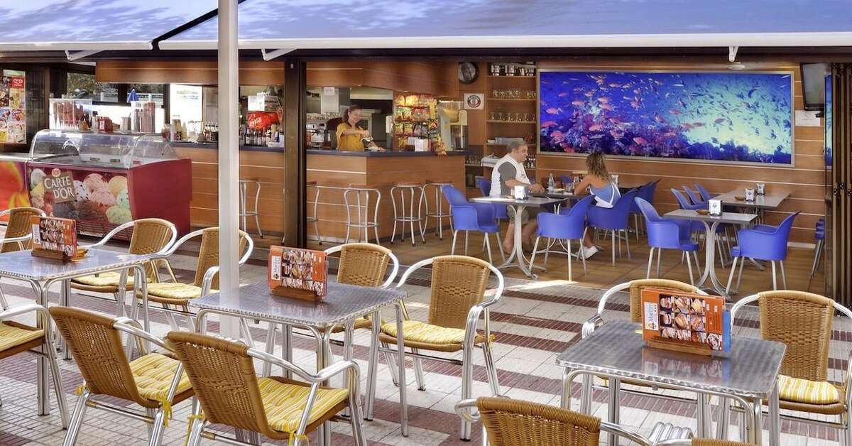 Ein Foto von der Terrasse im Hotel GHT Maritim