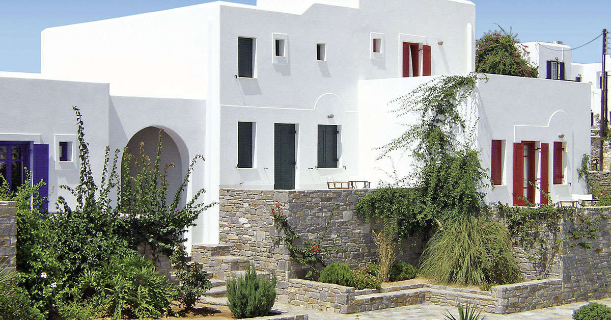 Een foto van de buitenkant van Mr & Mrs White Paros