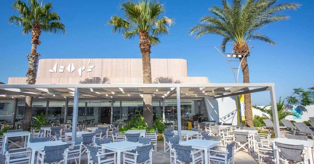 Een foto van het terras bij Akti Imperial Deluxe Spa & Resort