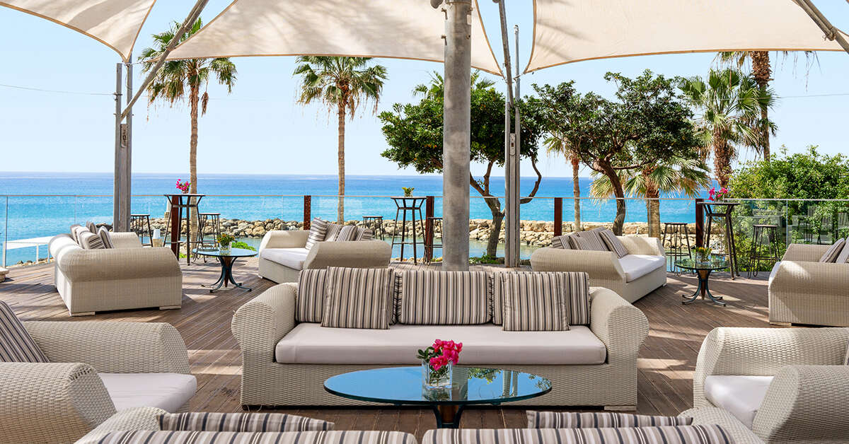 Een foto van het terras bij Coral Beach Hotel & Resort
