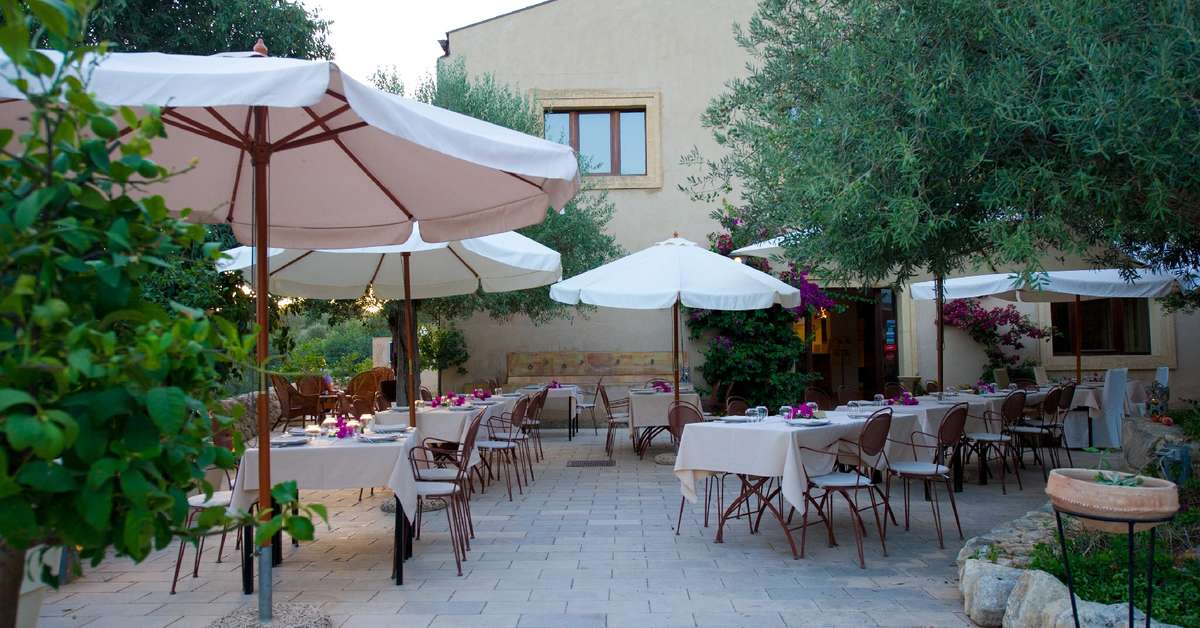Een foto van het terras bij Relais Parco Cavalonga