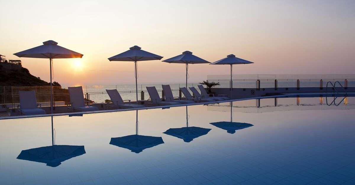 Een foto van het zwembad bij Apostolata Island Resort & Spa