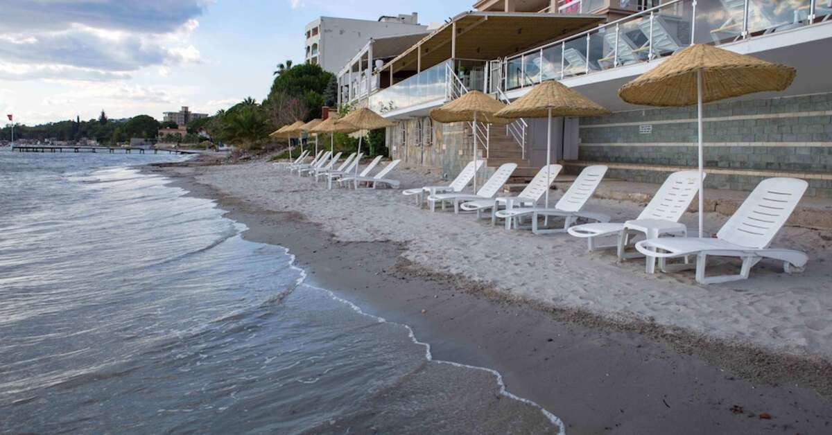 Een foto van het strand bij Melis Hotel