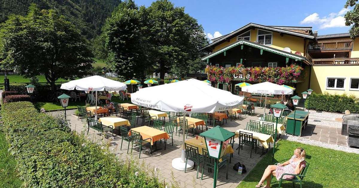 Een foto van het terras bij Hotel Lampenhausl