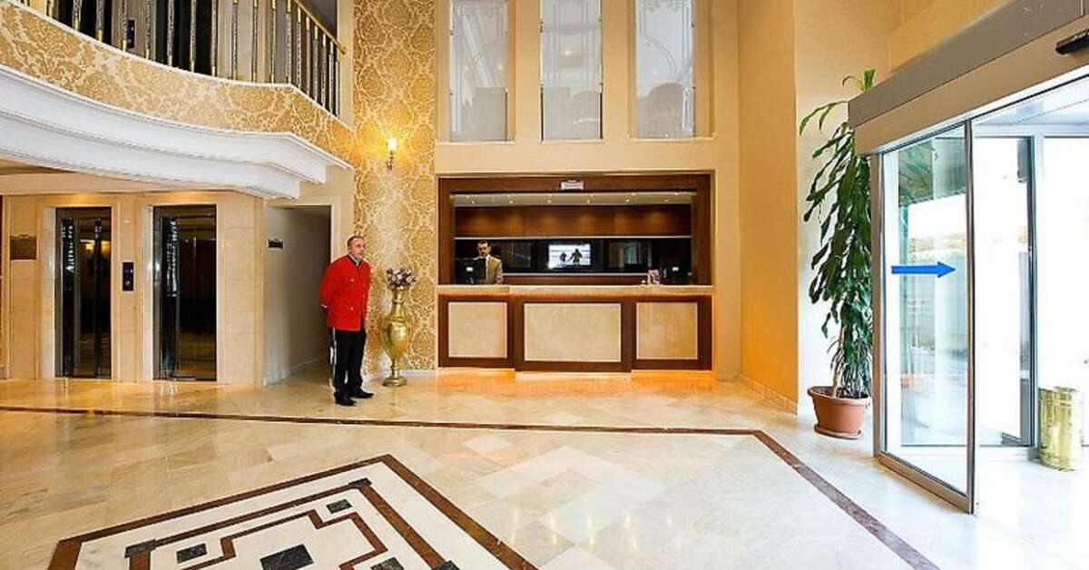 Een foto van het interieur van Askoc Hotel