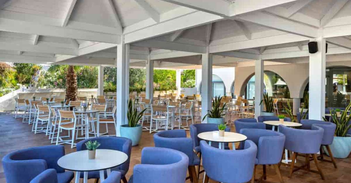 Een foto van het terras bij Leonardo Kolymbia Resort