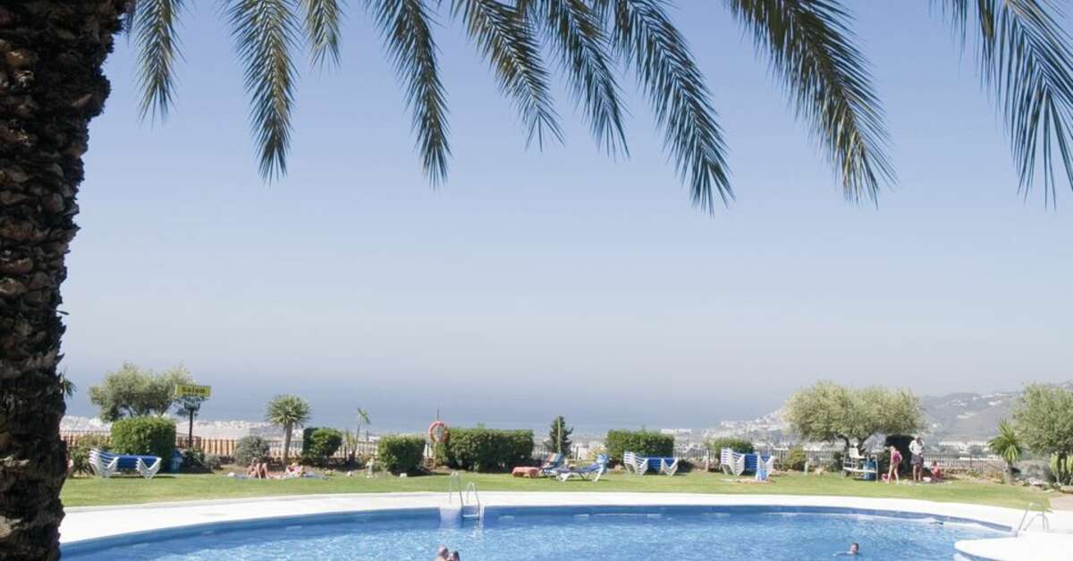 Een foto van het zwembad bij El Capistrano Village