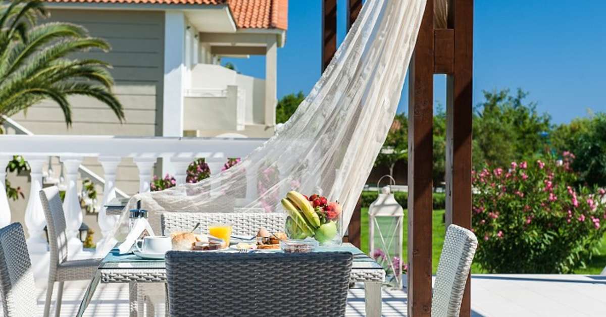 Een foto van het terras bij Kalamaki Beach