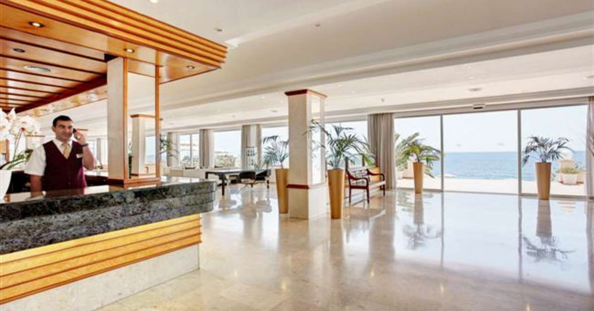 Een foto van het interieur van Grupotel Aguait Resort & Spa